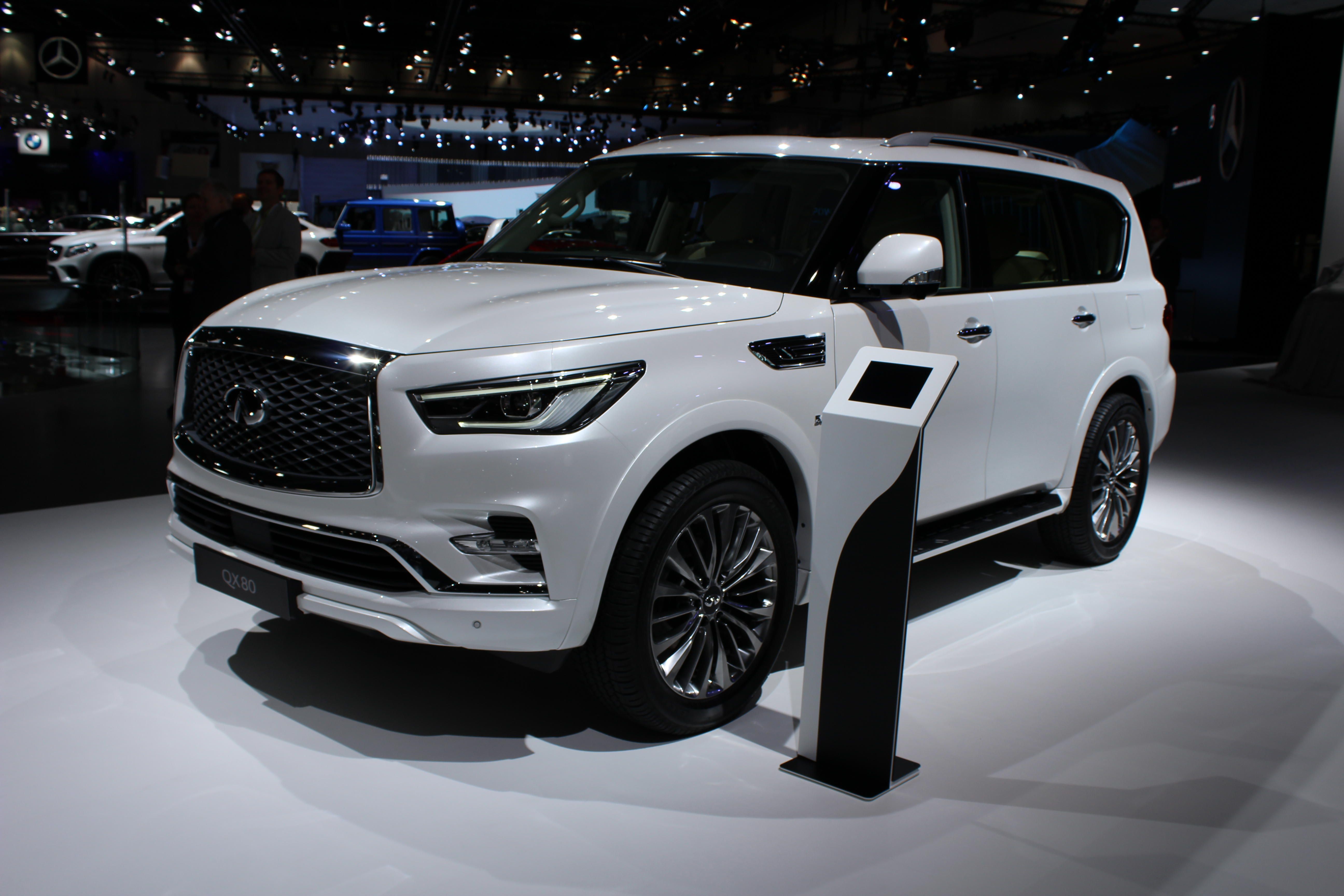 新車 インフィニティ Qx80のご紹介です ライオンハート