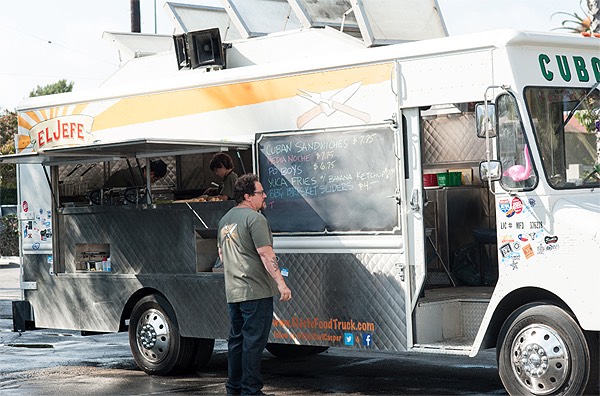 カリフォルニアスタイルの移動販売車 キッチンカー ケータリングカー フードトラックはいかがですか ライオンハート