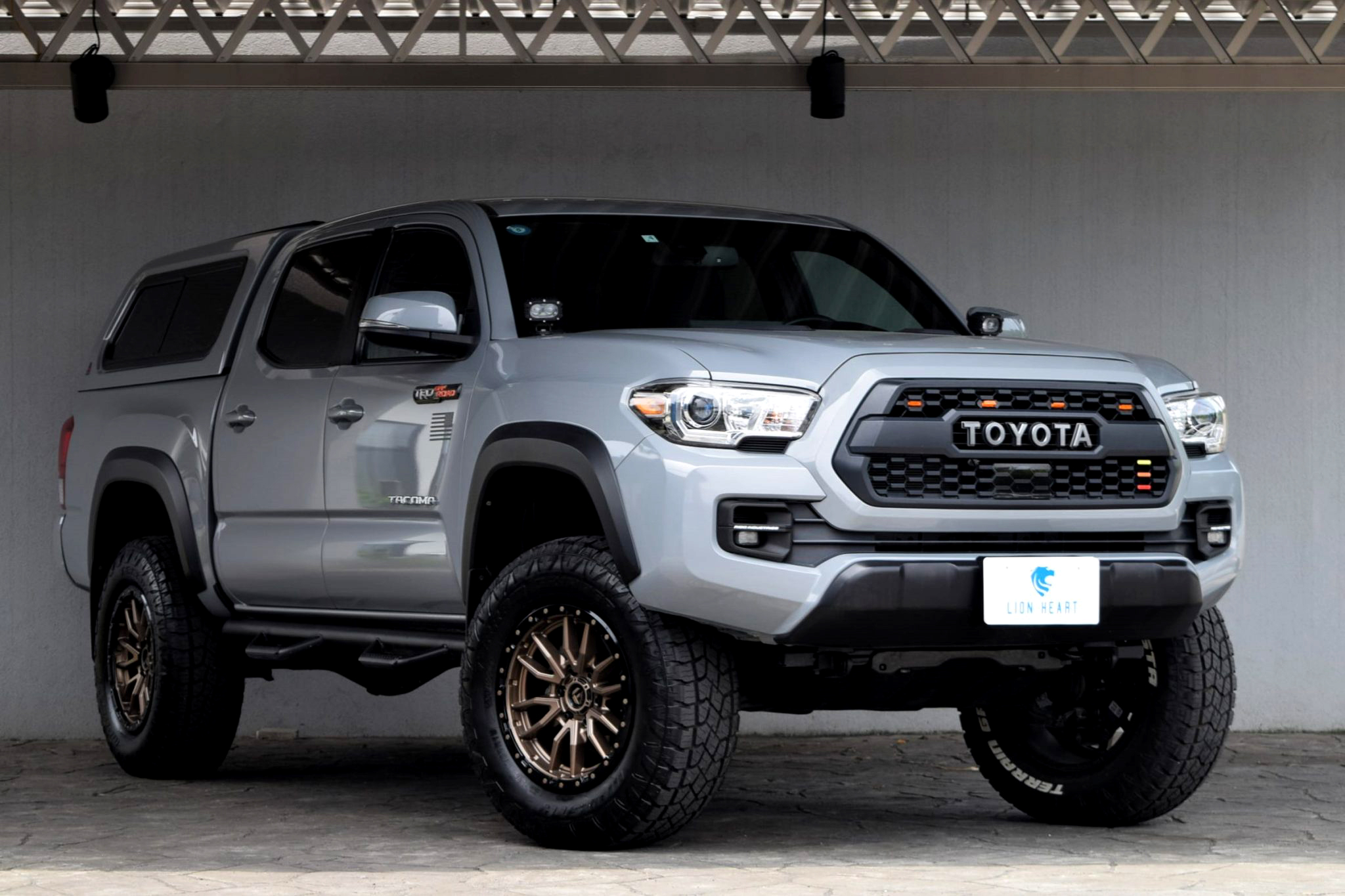 トヨタ・タコマ TRD PRO ブラック ウィズ ロールバー+スポットライト